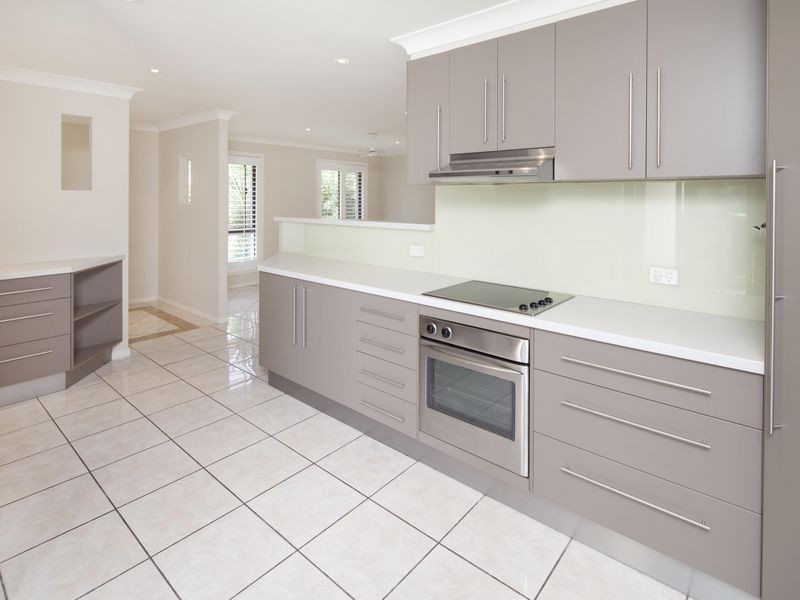 10 Tradewinds Avenue, Paradise Point QLD 4216