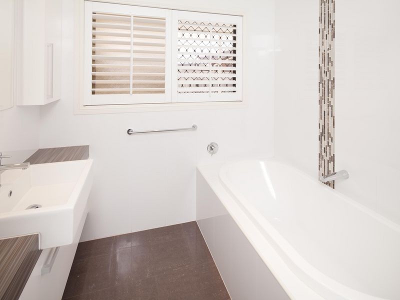 10 Tradewinds Avenue, Paradise Point QLD 4216