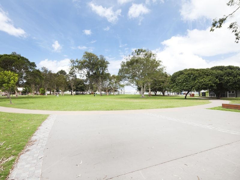 10 Tradewinds Avenue, Paradise Point QLD 4216