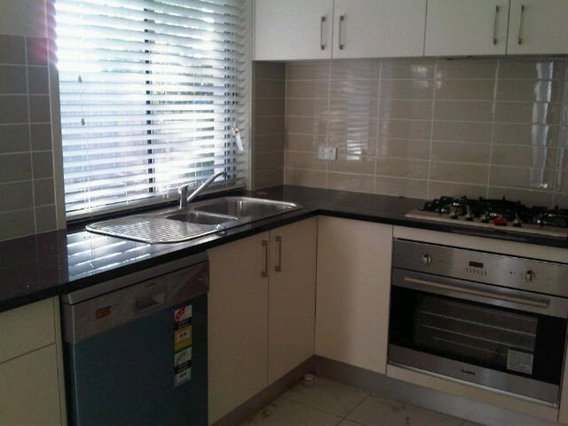 1/8 Fourth Avenue, Labrador QLD 4215