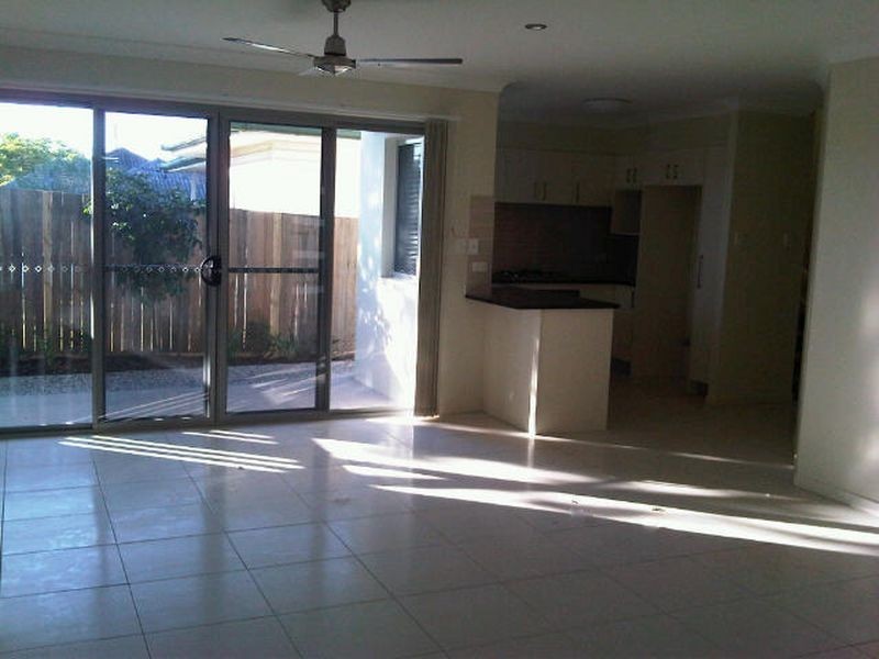 1/8 Fourth Avenue, Labrador QLD 4215