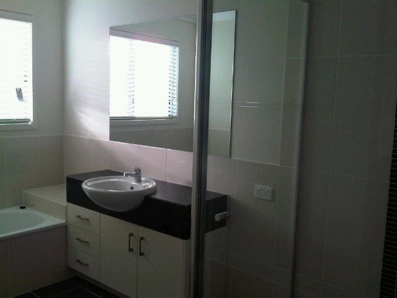 1/8 Fourth Avenue, Labrador QLD 4215