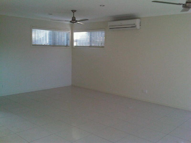 1/8 Fourth Avenue, Labrador QLD 4215