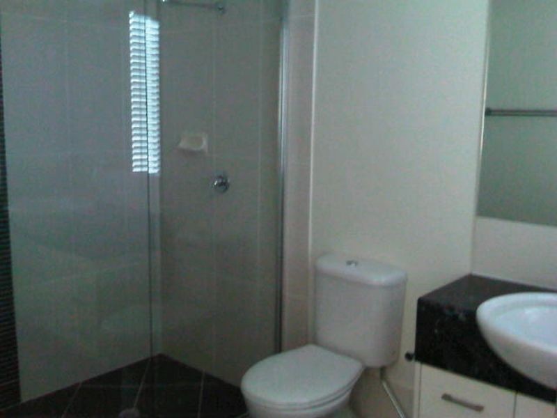 1/8 Fourth Avenue, Labrador QLD 4215