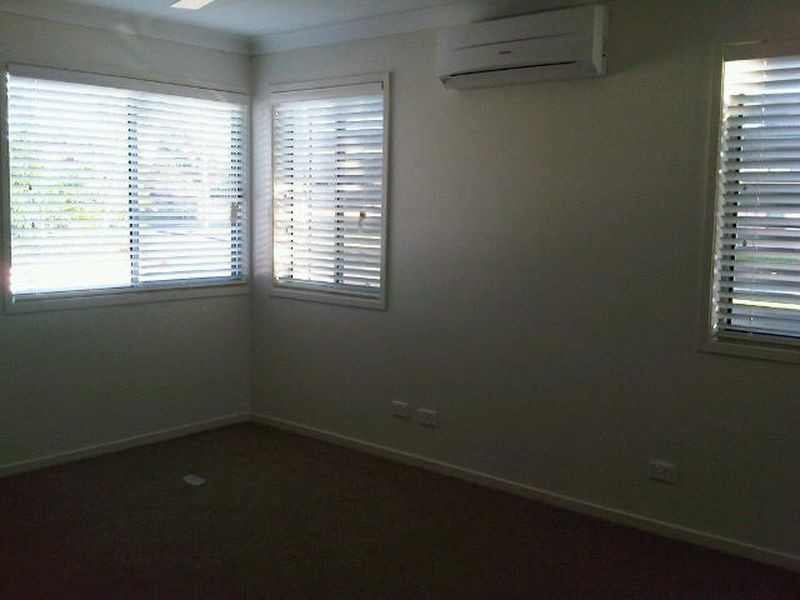 1/8 Fourth Avenue, Labrador QLD 4215