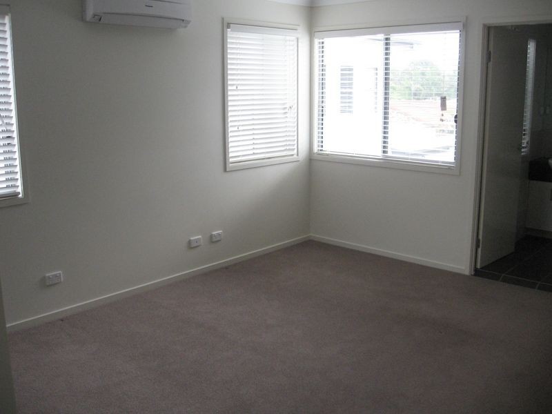 2/8 Fourth Avenue, Labrador QLD 4215