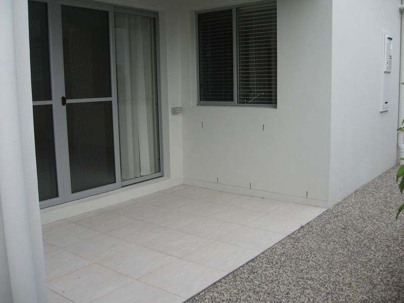 2/8 Fourth Avenue, Labrador QLD 4215