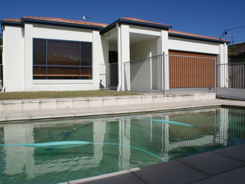 8 Broadwater Street, Runaway Bay QLD 4216