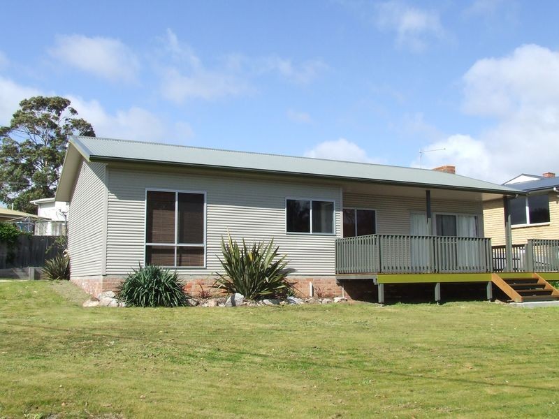 2 Highcrest Avenue, Binalong Bay TAS 7216
