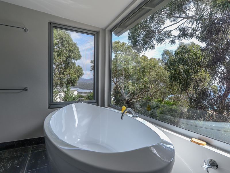 35 Highcrest Avenue, Binalong Bay TAS 7216