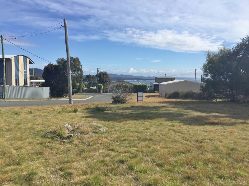 1 Barnett Close, Binalong Bay TAS 7216