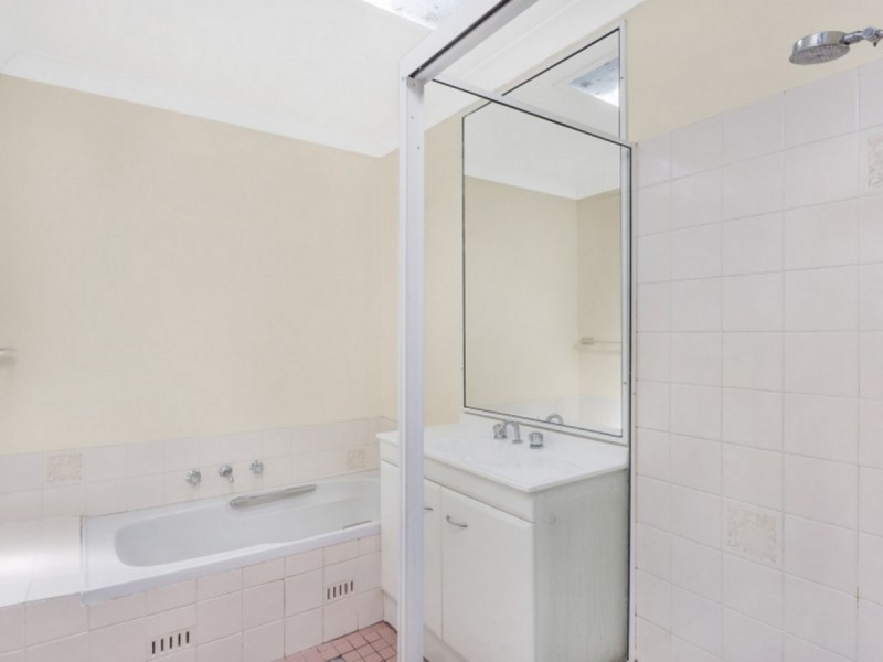 8 Hasluck Drive, Watanobbi NSW 2259