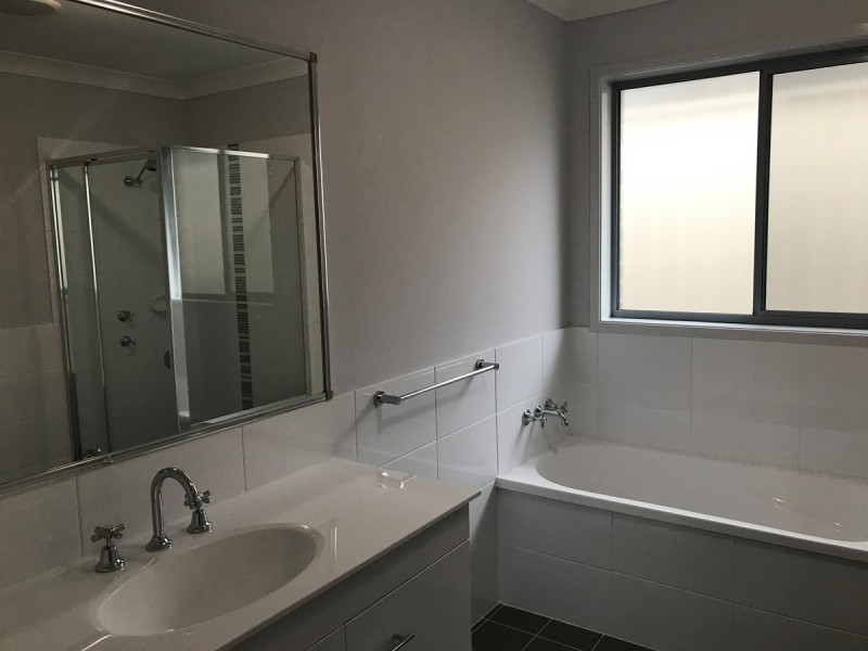 8 Cams Boulevard, Summerland Point NSW 2259