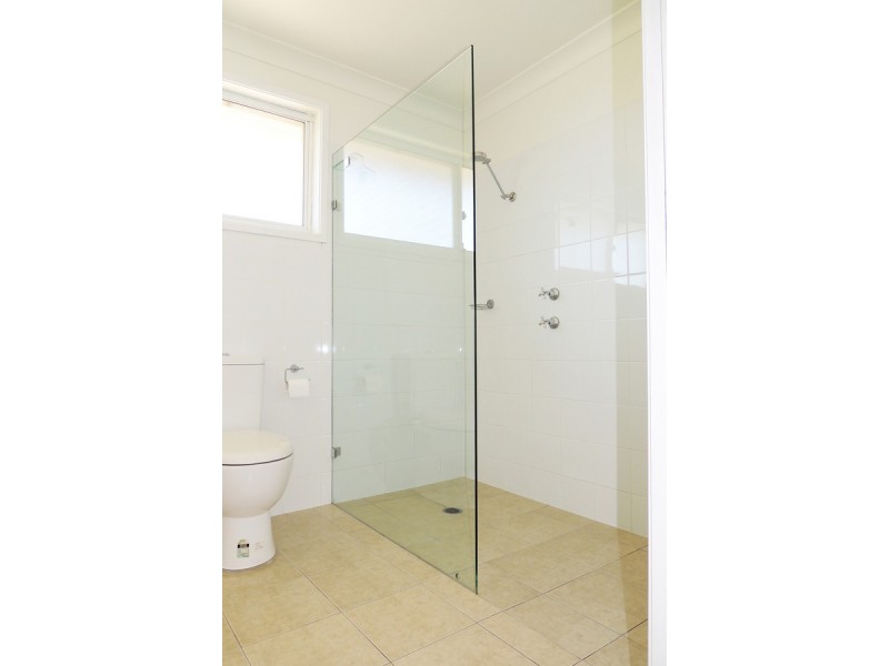 1/2 Arthur Drive, Wyong NSW 2259