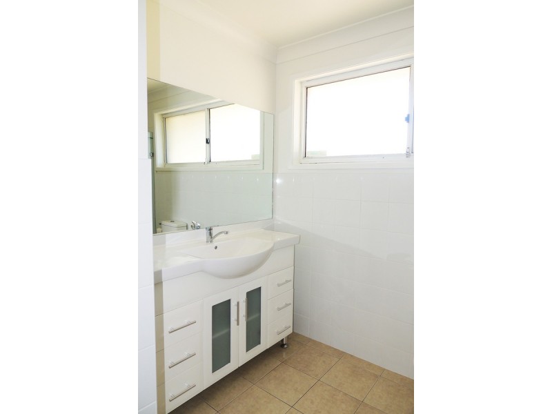 1/2 Arthur Drive, Wyong NSW 2259