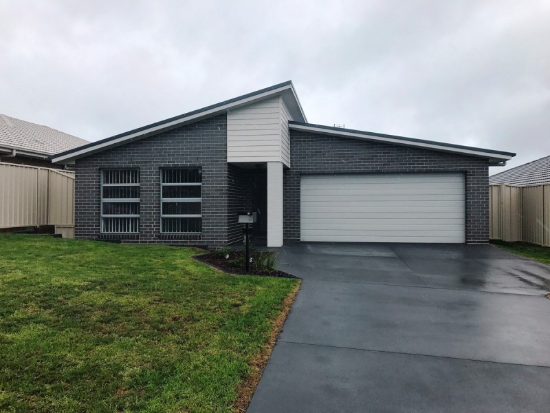 8 Cams Boulevard, Summerland Point NSW 2259