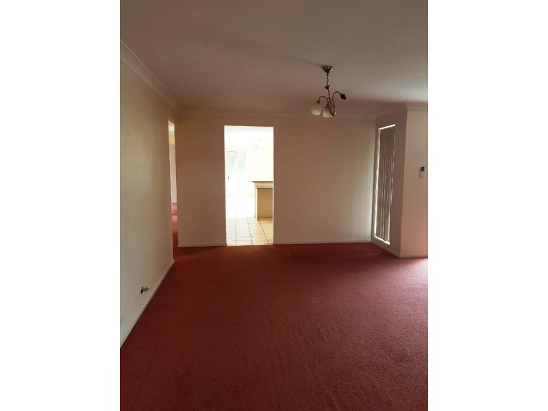 10 Quarterhorse Parade, Wadalba NSW 2259