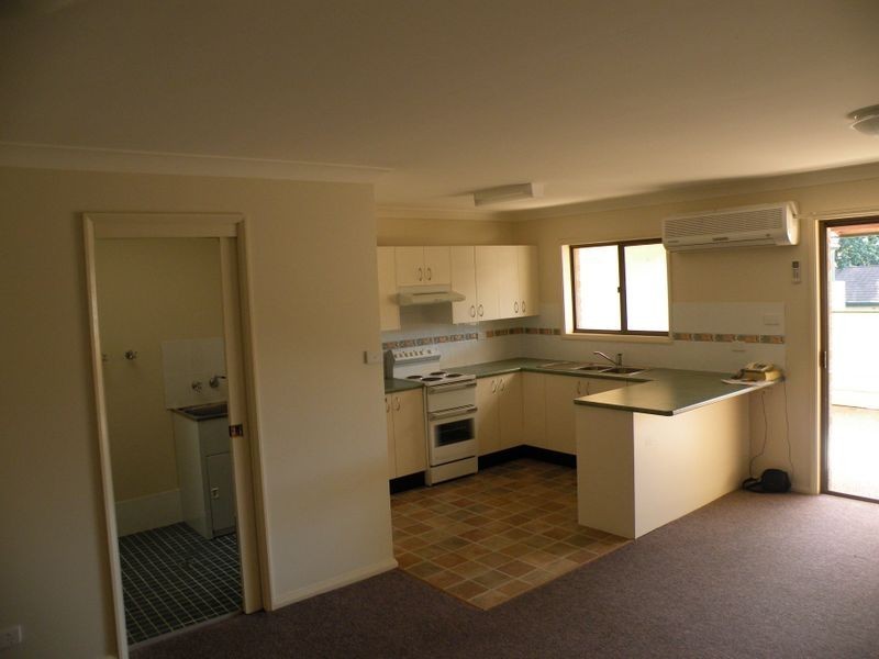 8/2 Cadonia Rd, Tuggerawong NSW 2259