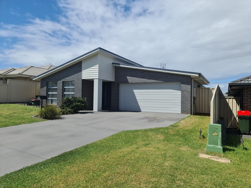 8 Cams Boulevard, Summerland Point NSW 2259