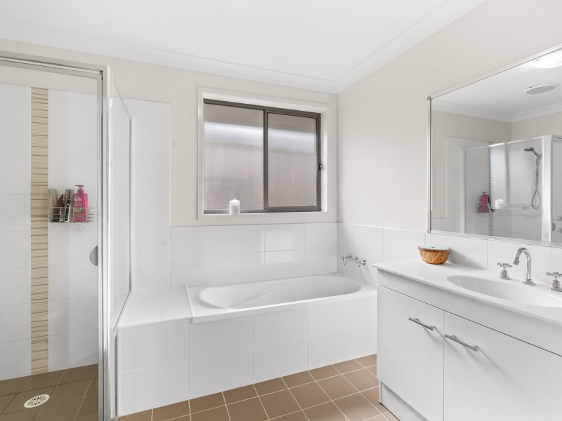19 Regatta Way, Summerland Point NSW 2259