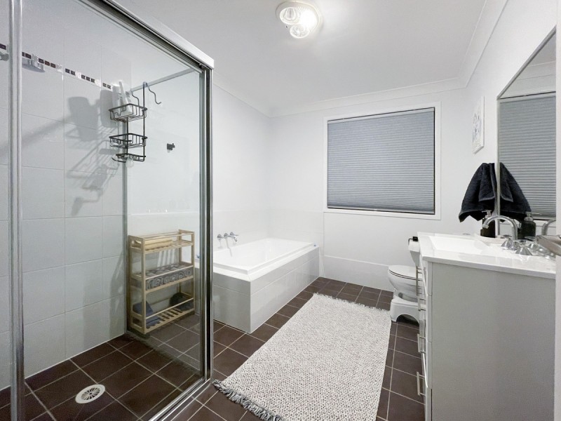 11 Greenhaven Circuit, Woongarrah NSW 2259