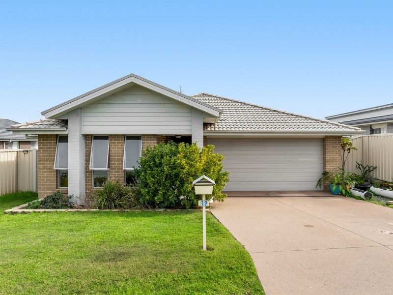 19 Regatta Way, Summerland Point NSW 2259