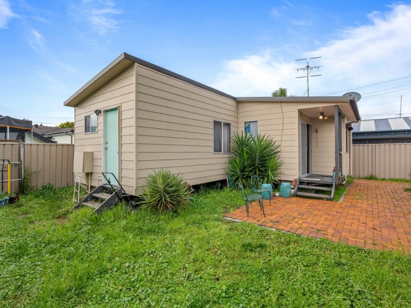 36 & 36a Flinders Avenue, Killarney Vale NSW 2261
