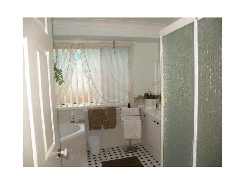 2 Woodbury Park Dr, Mardi NSW 2259