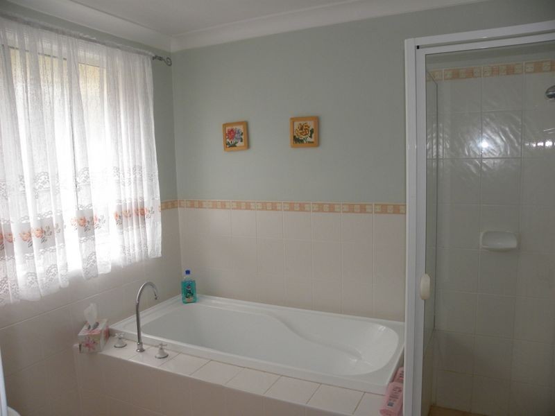 13 Quarterhorse Parade, Wadalba NSW 2259