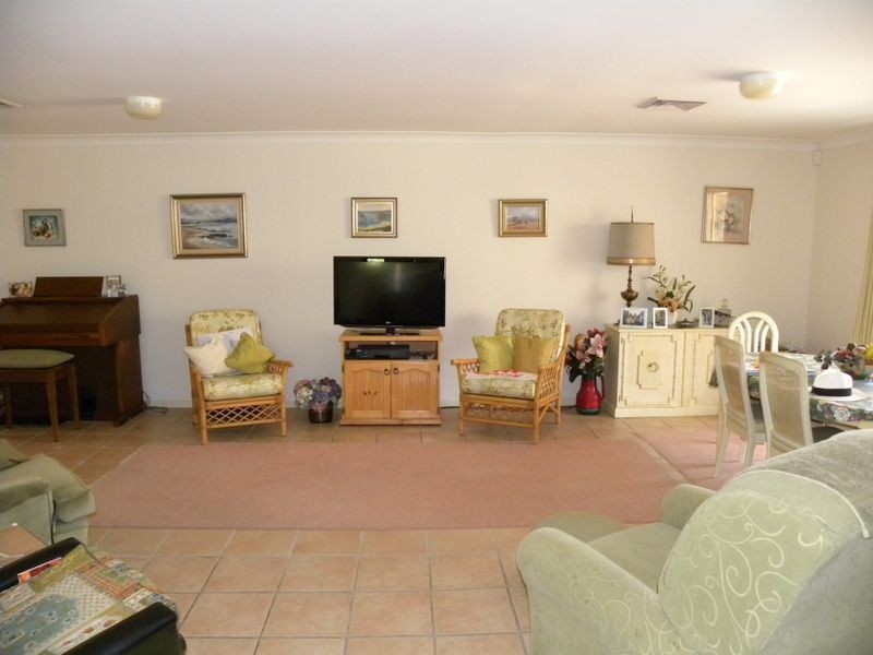 14 Twin lakes Drive, Lake Haven NSW 2263