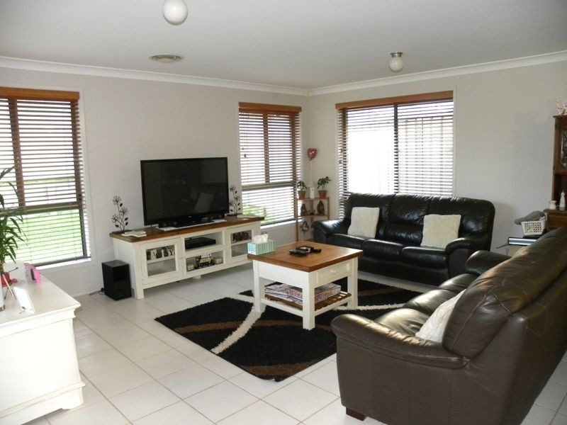 20 Waterside Drive, Woongarrah NSW 2259