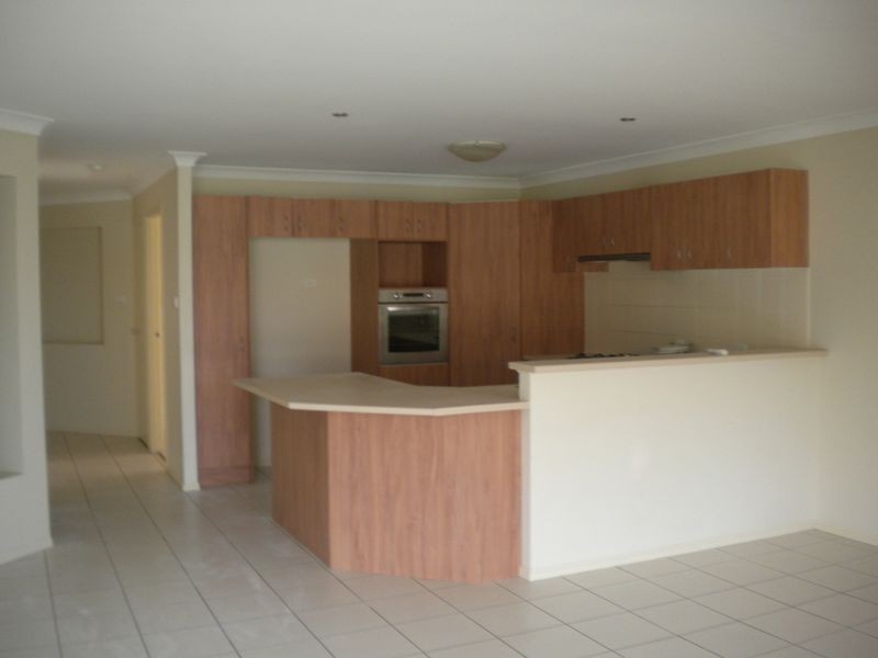18 Warrigal Rd, Woongarrah NSW 2259
