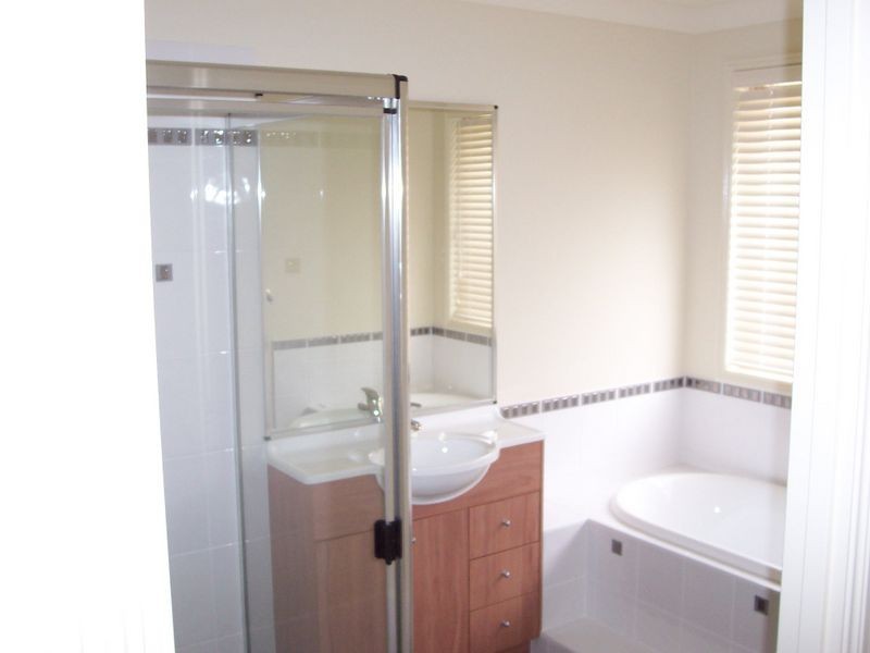 18 Warrigal Rd, Woongarrah NSW 2259