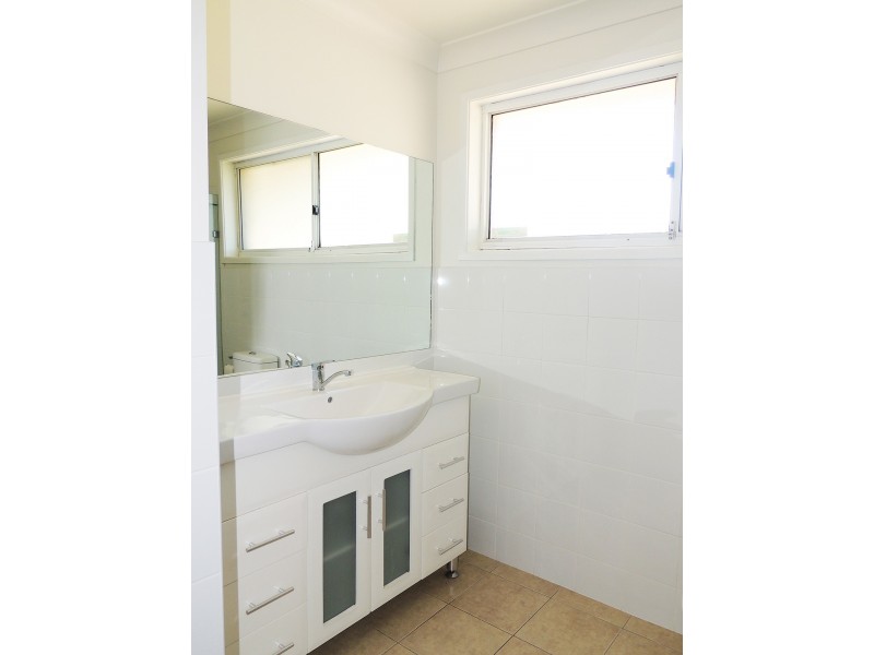 1/2 Arthur Drive, Wyong NSW 2259