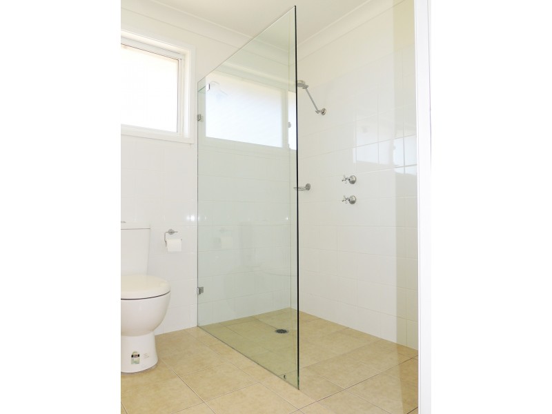 1/2 Arthur Drive, Wyong NSW 2259