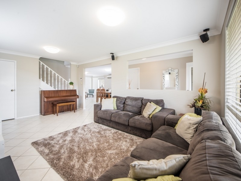 9 Manchurian Way, Wadalba NSW 2259