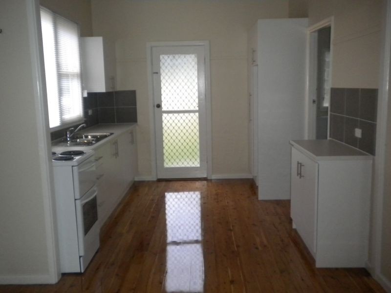 10 Kevin Street, Mannering Park NSW 2259