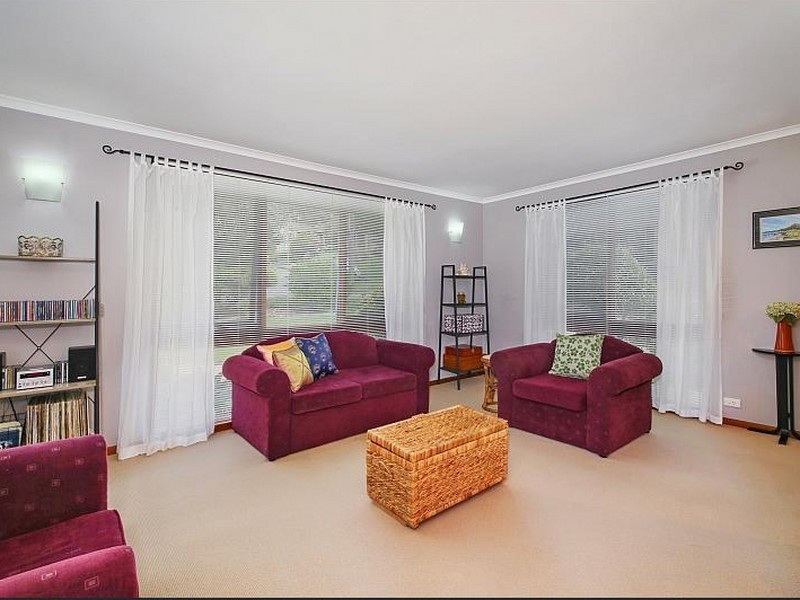 10 Camden Close, Point Clare NSW 2250