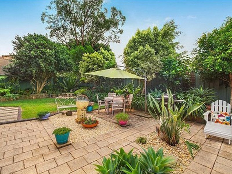 10 Camden Close, Point Clare NSW 2250