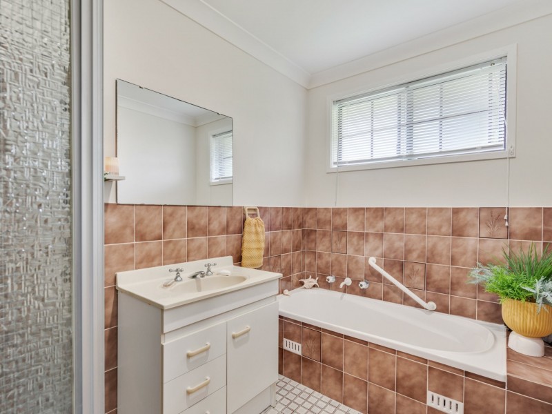 32 Debra Anne Drive, Bateau Bay NSW 2261