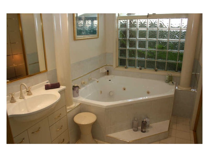 11 Bronzewing Drive, Erina NSW 2250