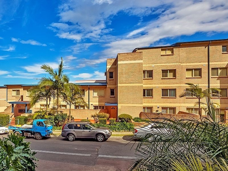 10/92 John Whiteway Drive, Gosford NSW 2250