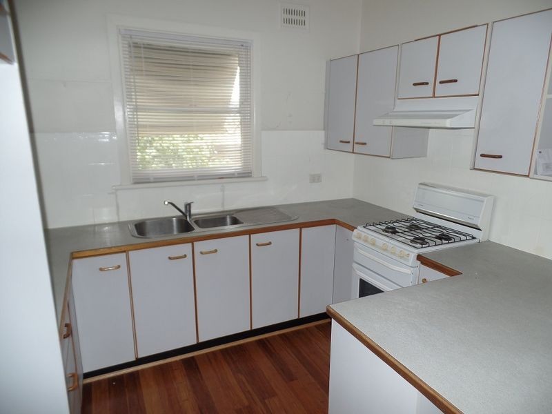 8 Kinarra Avenue, Wyoming NSW 2250