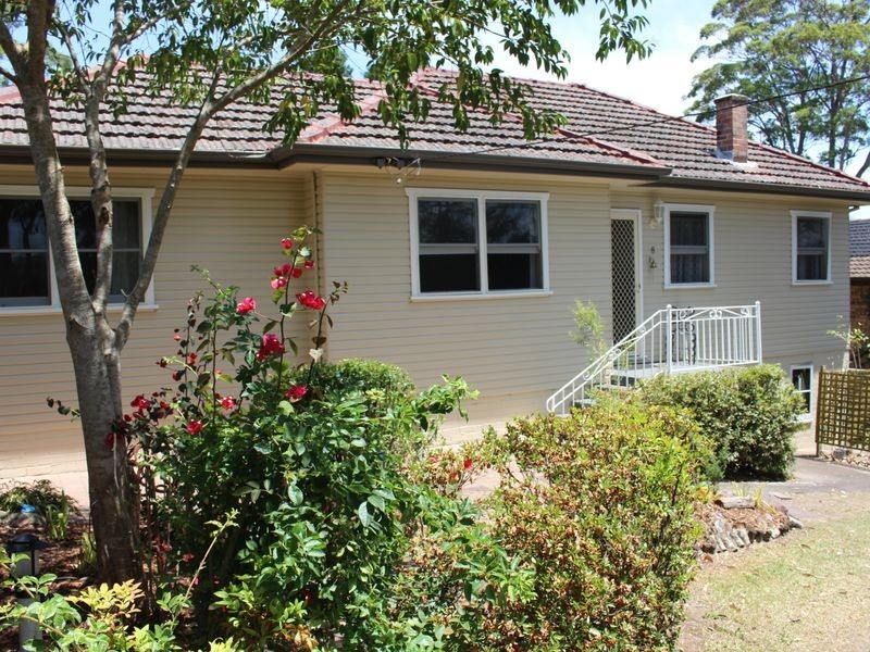 8 Kinarra Avenue, Wyoming NSW 2250