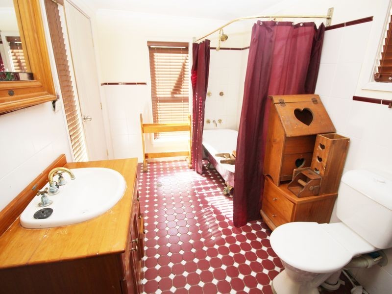 16 Dora Street, Lisarow NSW 2250