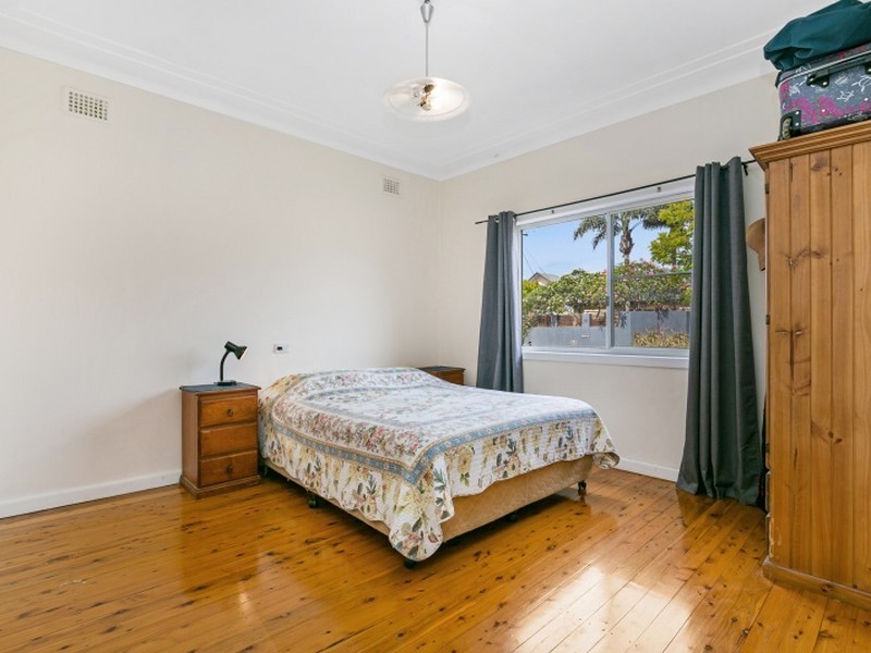 24 Coogee Road, Point Clare NSW 2250