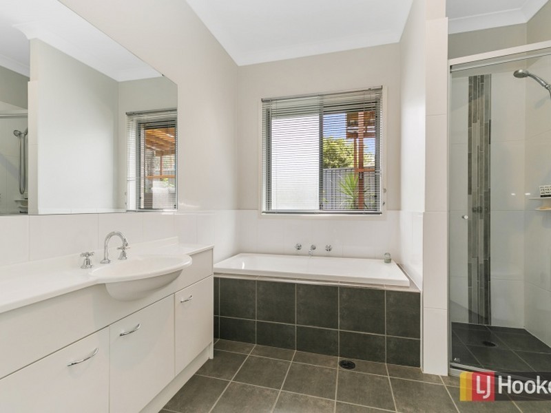 6 Belshaw Place, Bateau Bay NSW 2261