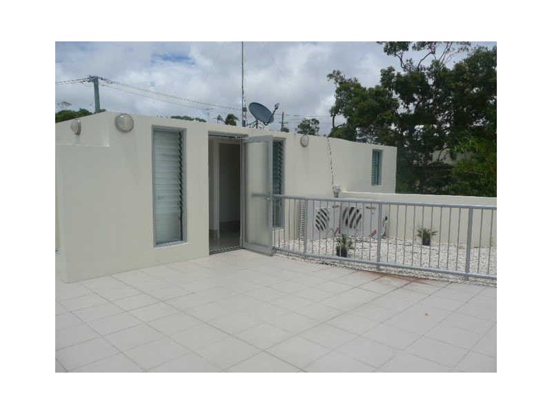 2/8 Leo Crescent, Alexandra Headland QLD 4572