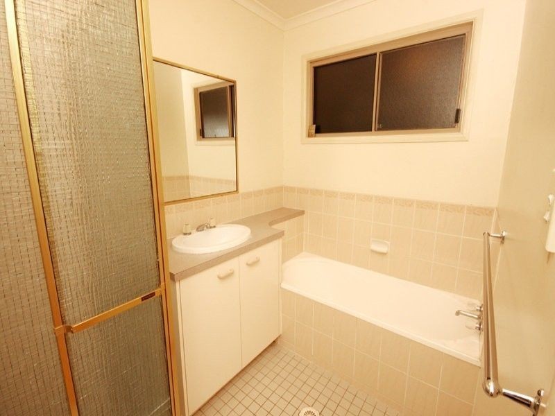 2/4 Becky St, Kuluin QLD 4558