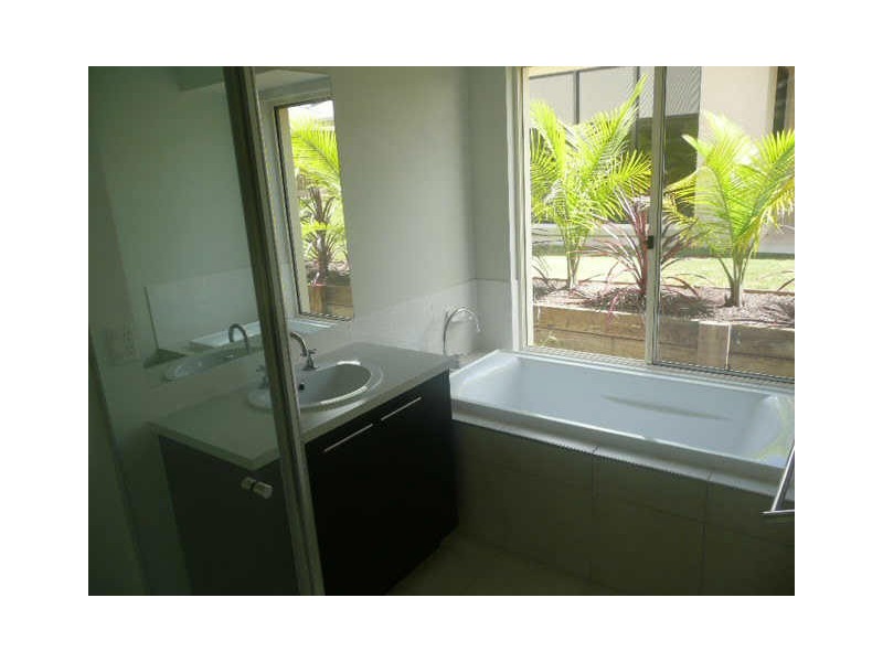 8 Presentation Boulevard, Nambour QLD 4560